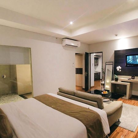 Crystal Lotus Hotel Джокьякарта Экстерьер фото