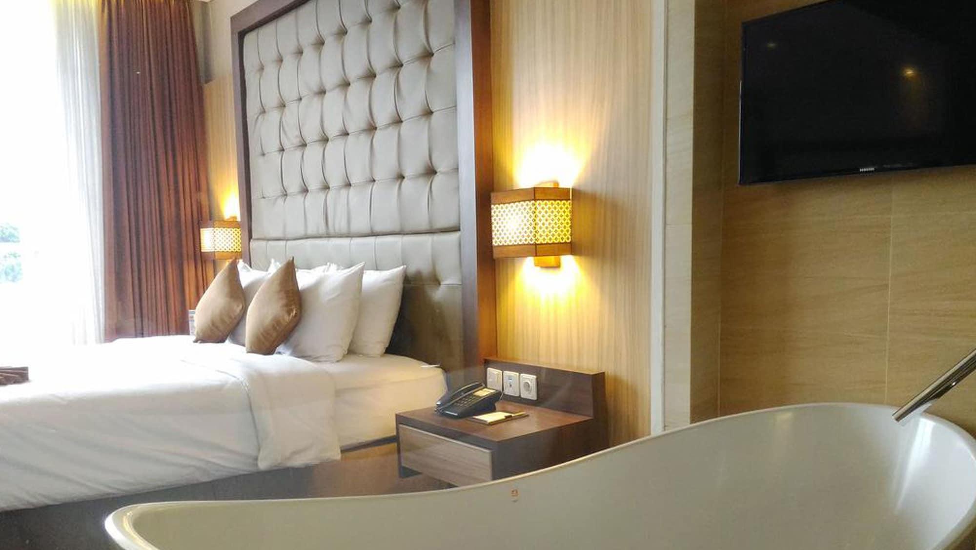 Crystal Lotus Hotel Джокьякарта Экстерьер фото