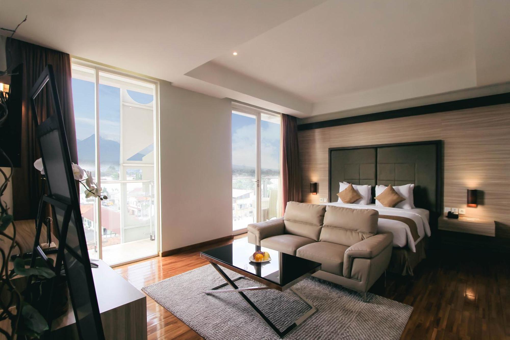 Crystal Lotus Hotel Джокьякарта Экстерьер фото